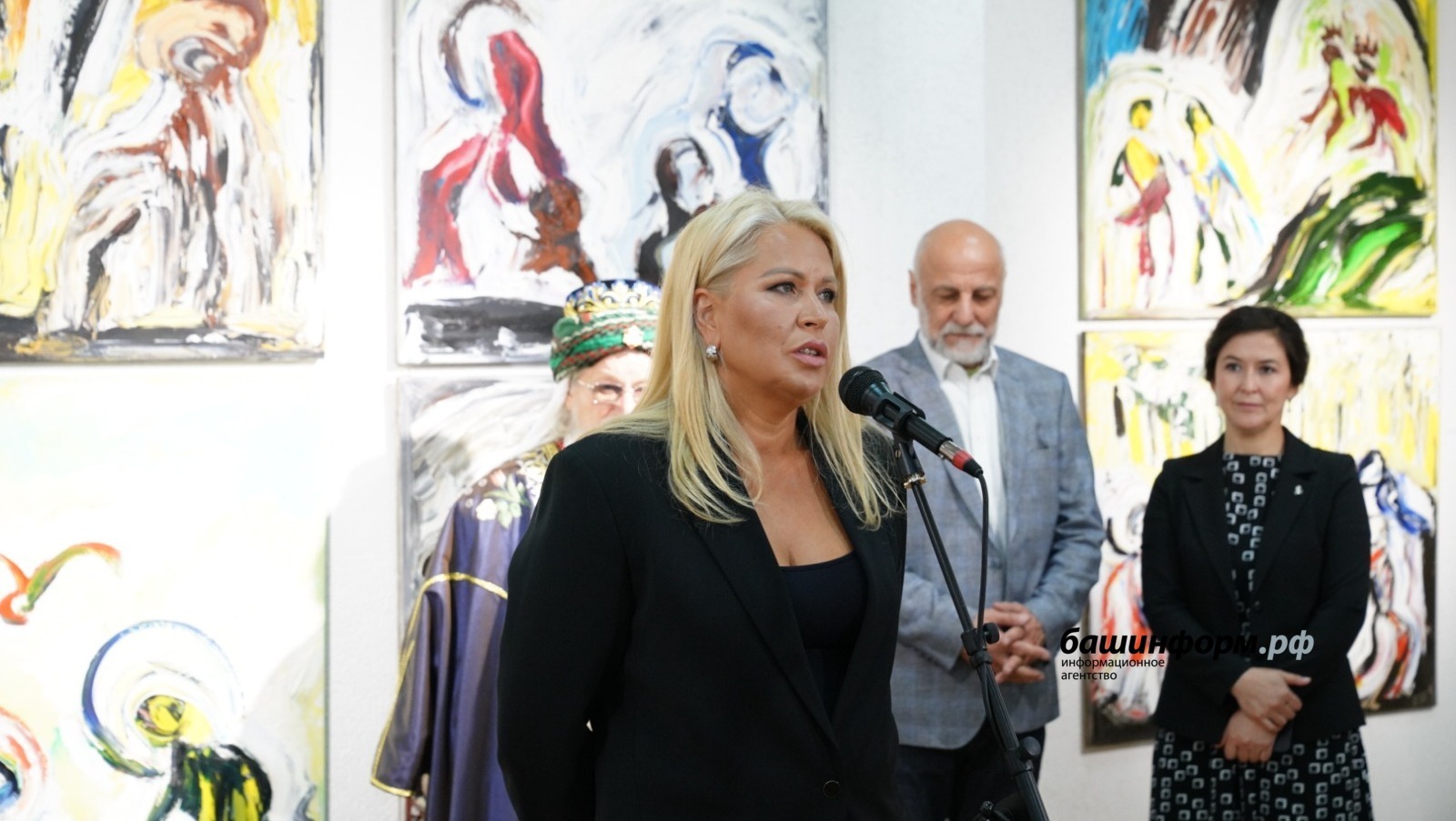 «Время и вечность»: в Уфе открылась новая выставка художницы Евгении Васильевой
